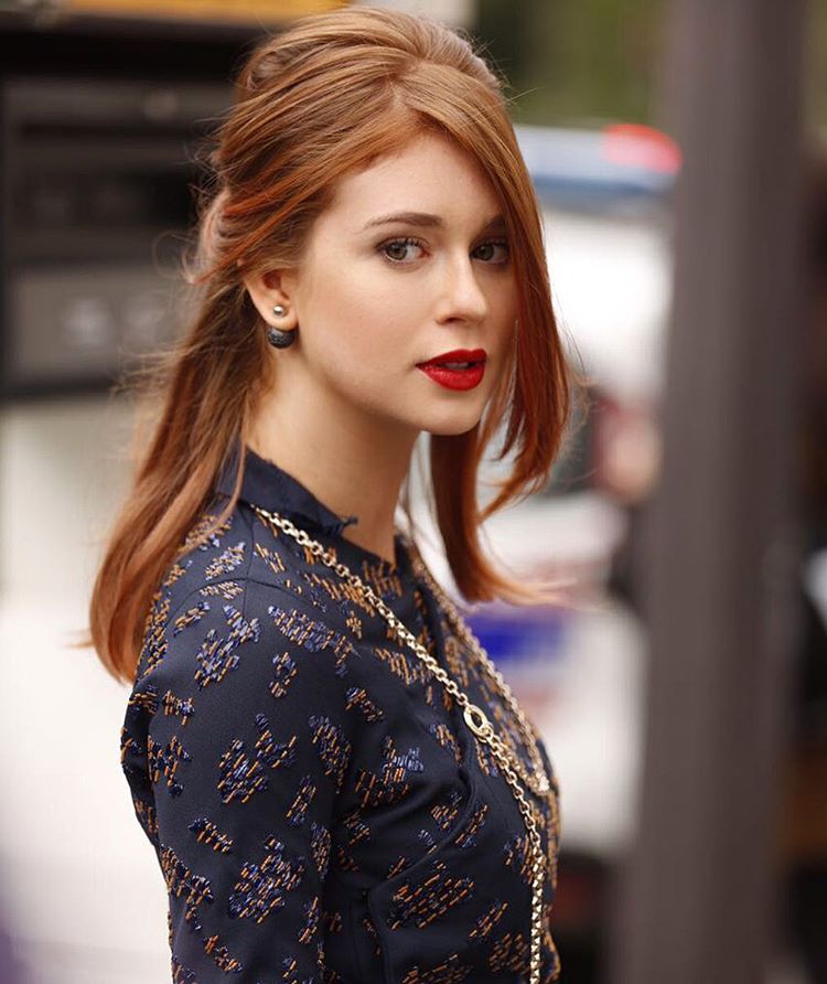 Batom vermelho e cabelos semipresos são apostas da atriz (Foto: Instagram/Reprodução)