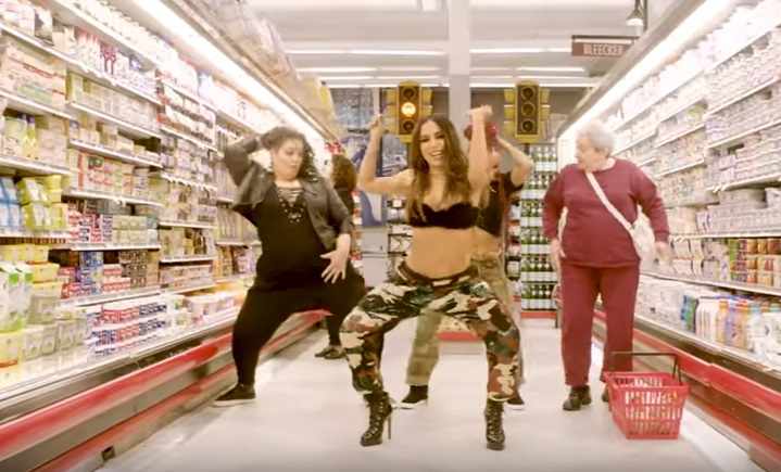 Cena do clipe "Paradinha", de Anitta, com calça camuflada no supermercado (Reprodução/Youtube/Anitta)