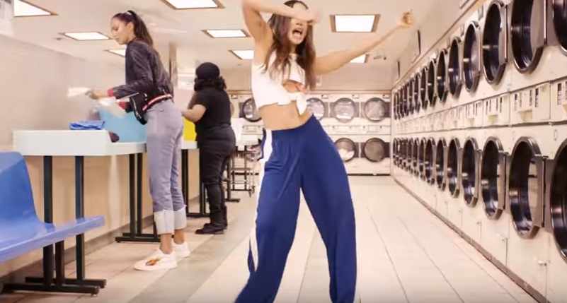 Cena do clipe "Paradinha", de Anitta, na lavanderia com angel Laís Ribeiro (Reprodução/Youtube/Anitta)
