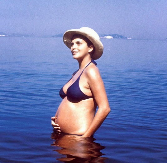 Leila Diniz grávida. Foto de Joel Maia, tirada em 1971 na Ilha de Paquetá, no Rio (Foto: Reprodução)
