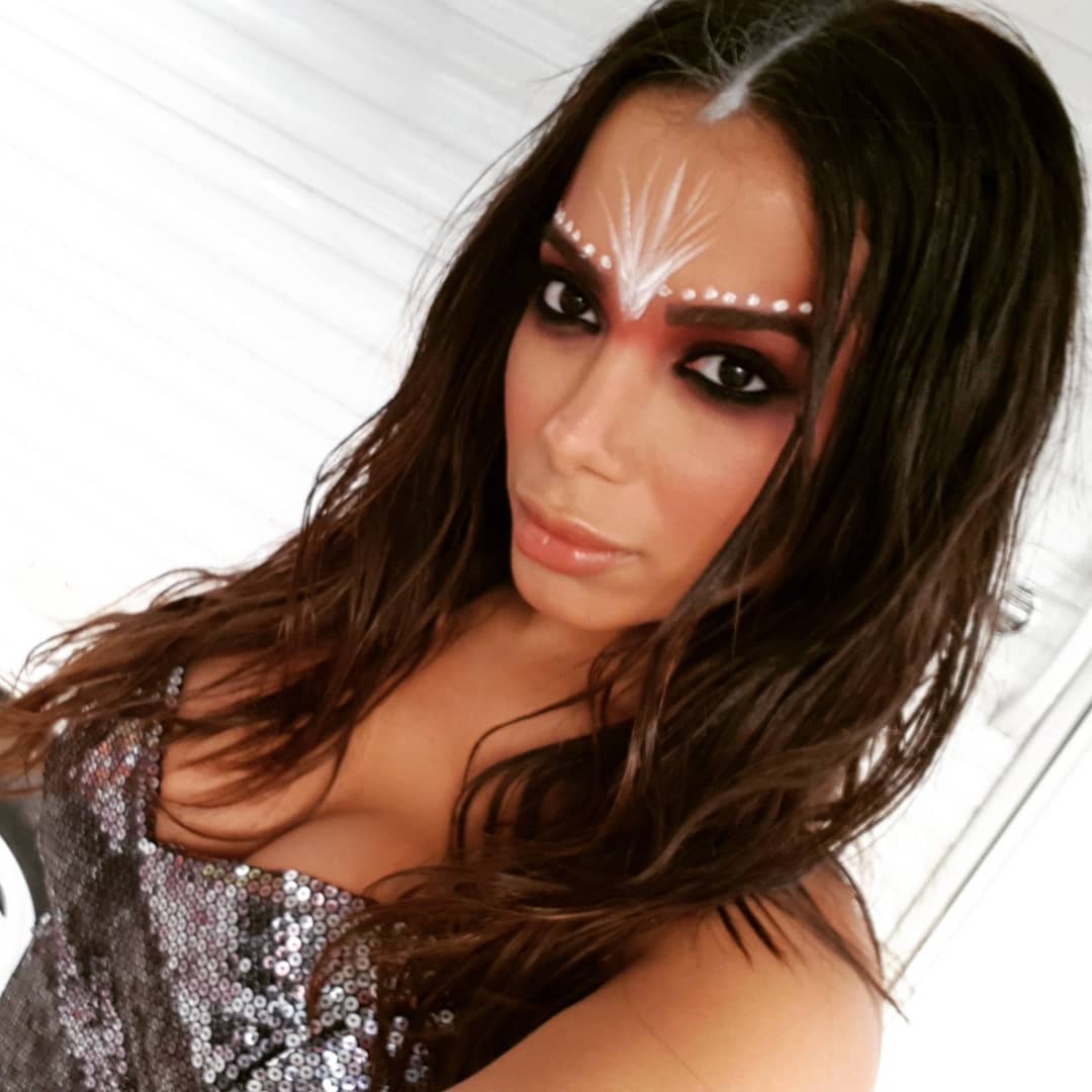 Make de Anitta em "Machika" Foto: Reprodução/Instagram)