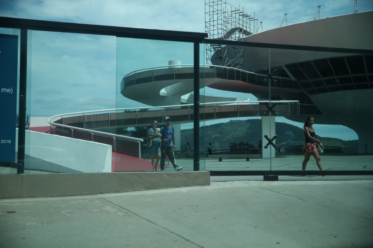 Natalie Portman no Museu de Arte Contemporânea de Niteroi (Fotos: Delsobn Silva/AgNews)