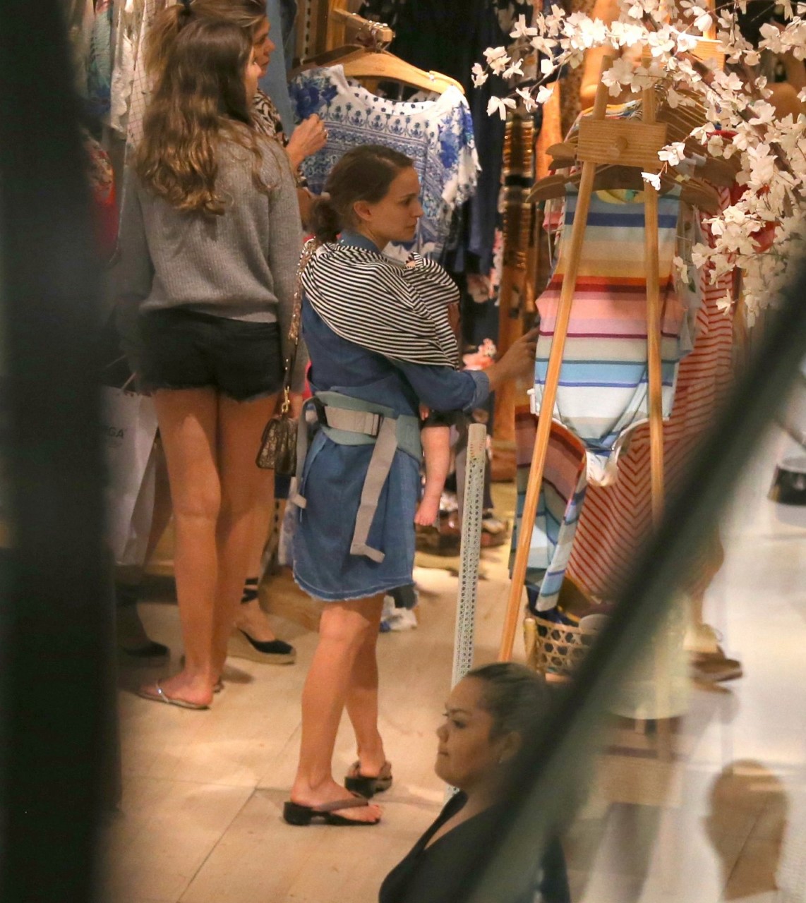 Natalie Portman passeia em shopping no Rio (Foto: AgNews)