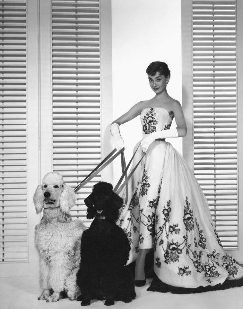 Audrey Hepburn como "Sabrina" com o vestido de festa de Givenchy (Foto: Reprodução)