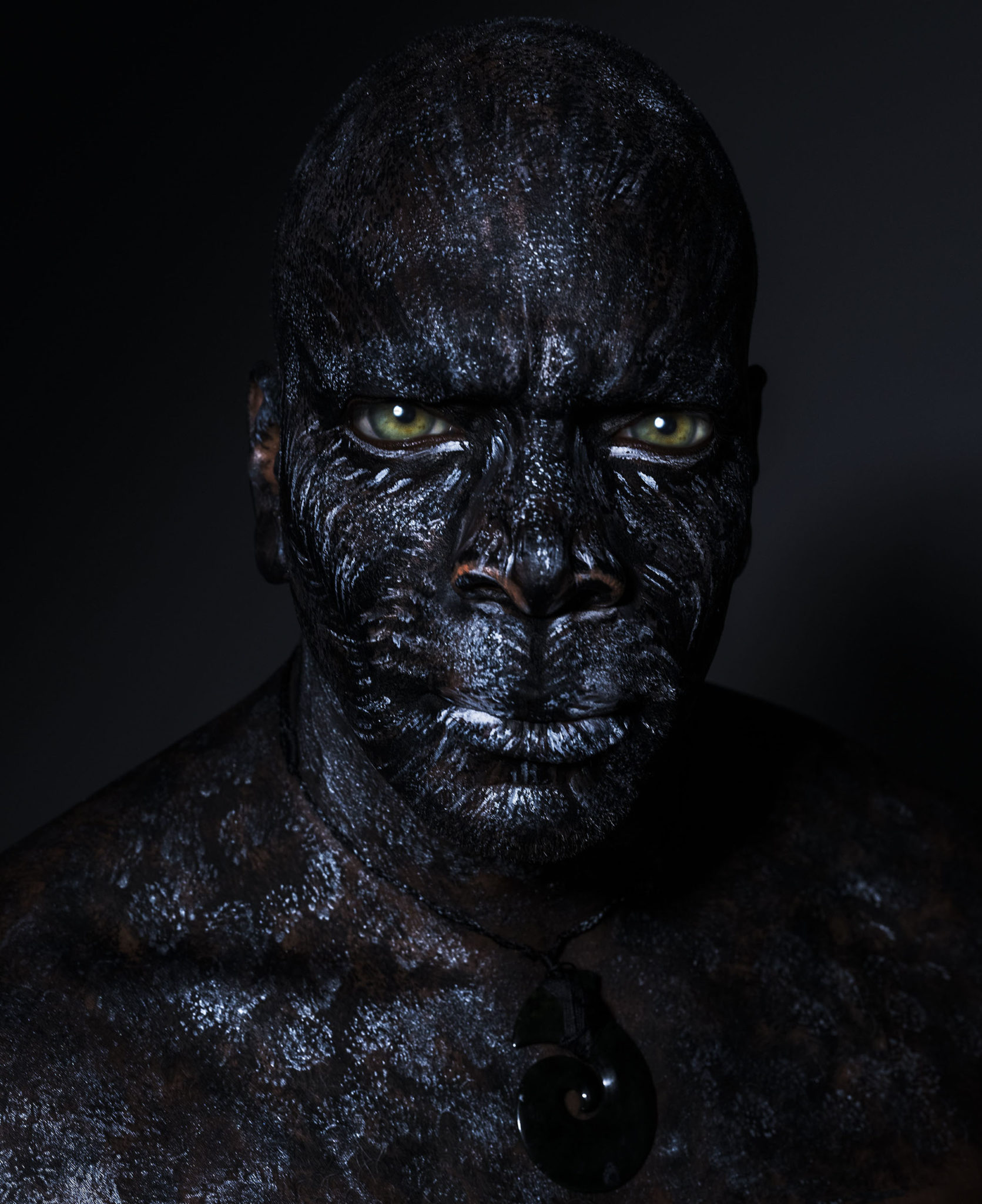 O cantor Derrick Green como pantera negra (Fotos: Jacques Dequeker/Divulgação)