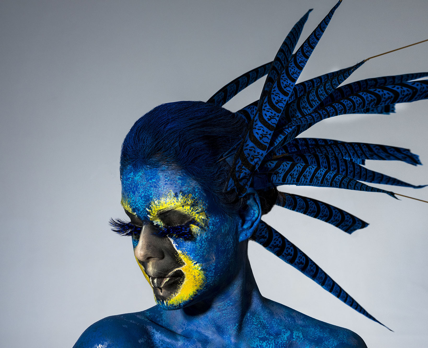 Paloma Bernardi como arara-azul (Fotos: Jacques Dequeker/Divulgação)
