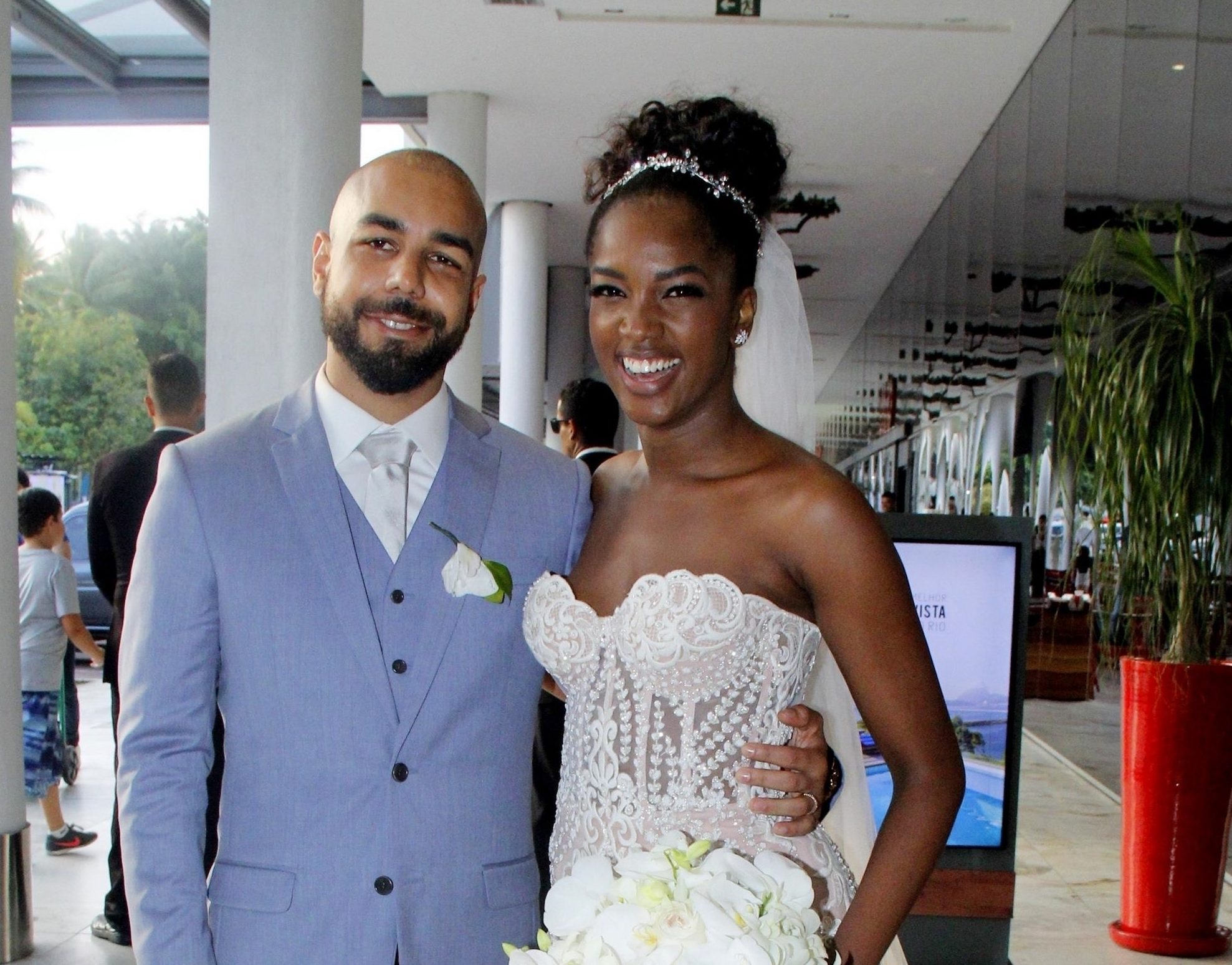  Iza e o noivo Sergio Santos (Foto: Wallace Barbosa/AgNews)
