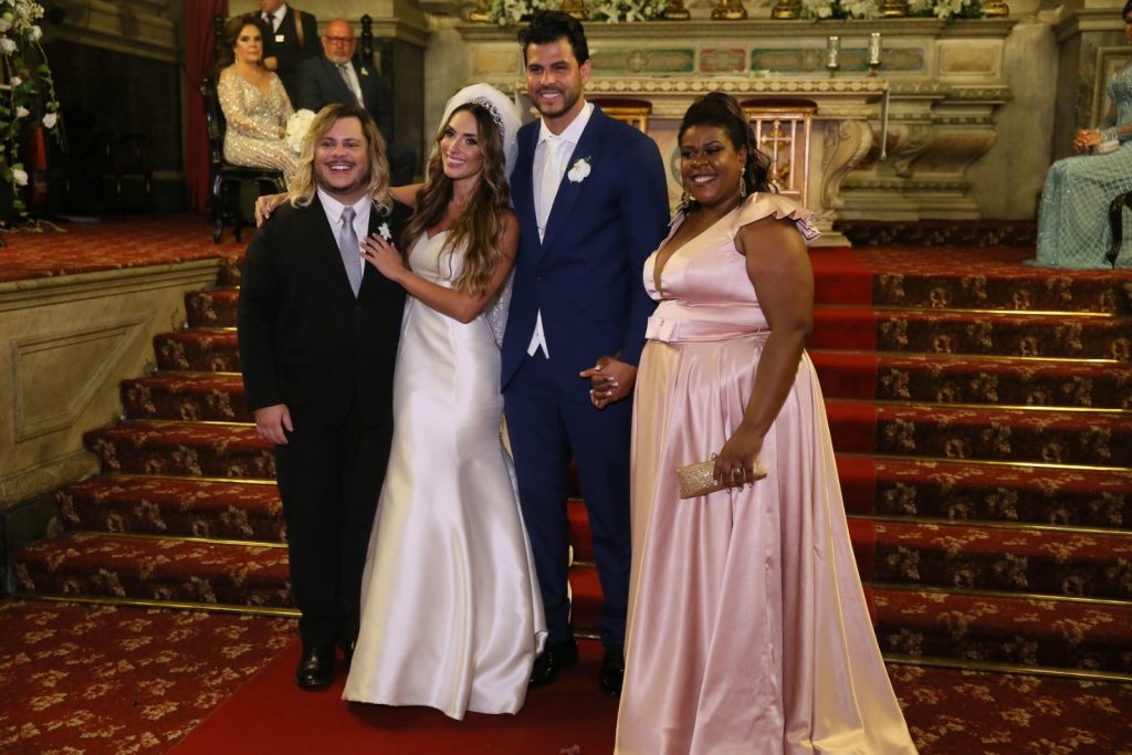 Os noivos e Cacau Protásio (Foto: Daniel Pinheiro/Anderson Borde/AgNews)