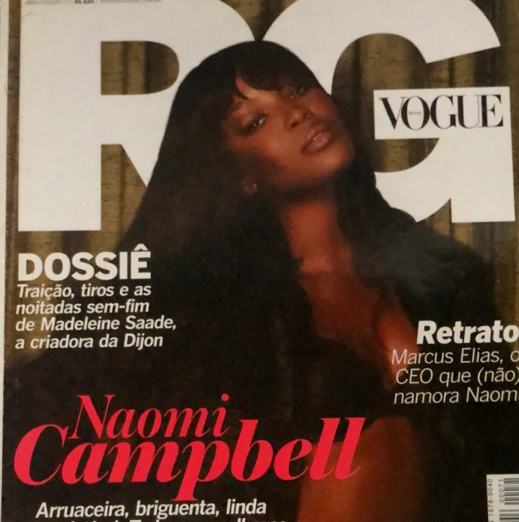 Naomi Campbell, que faz 50 anos hoje, maquiada por Max Weber para a revista RG (Reprodução)