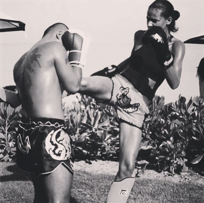 Gracie lutando muay thai na Tailândia (Foto: Divulgação)