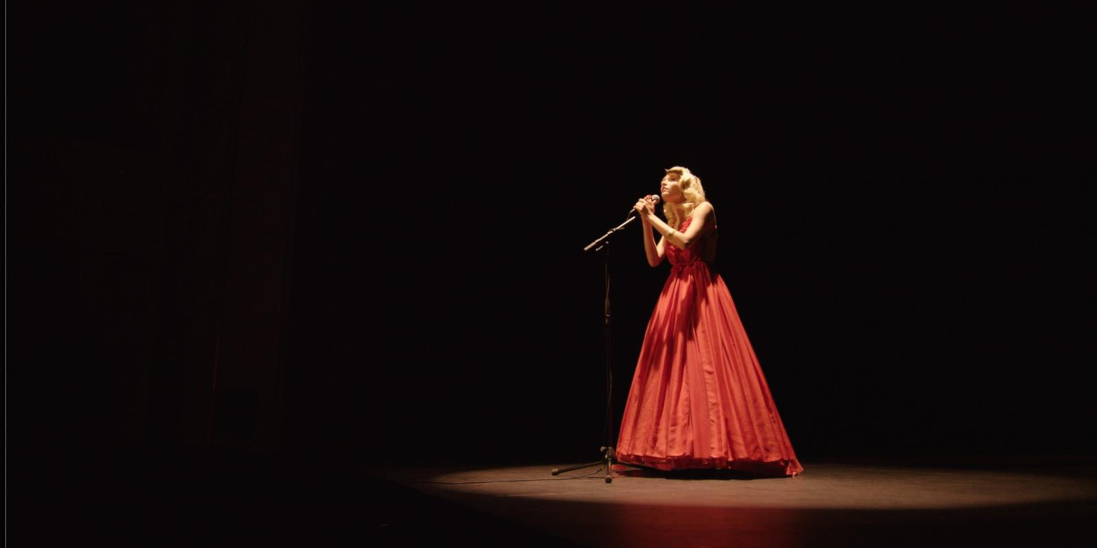 Ana Schurmann em gravação de "Your Voice" (Foto: Dione Carabelli/Divulgação)