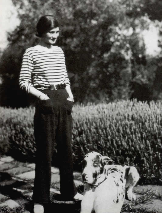 Chanel com a calça pantalona nos anos 1920 (Foto: Reprodução)