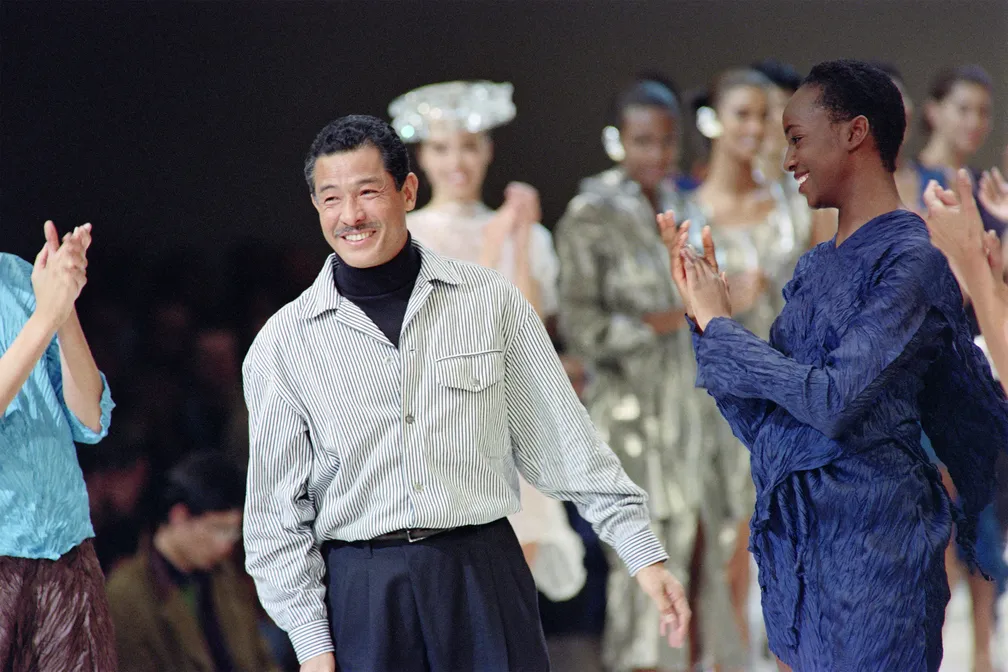 O estilista japonês Issey Miyake 1991 em Paris Foto: Pierre Guillaud/AFP/Arquivo