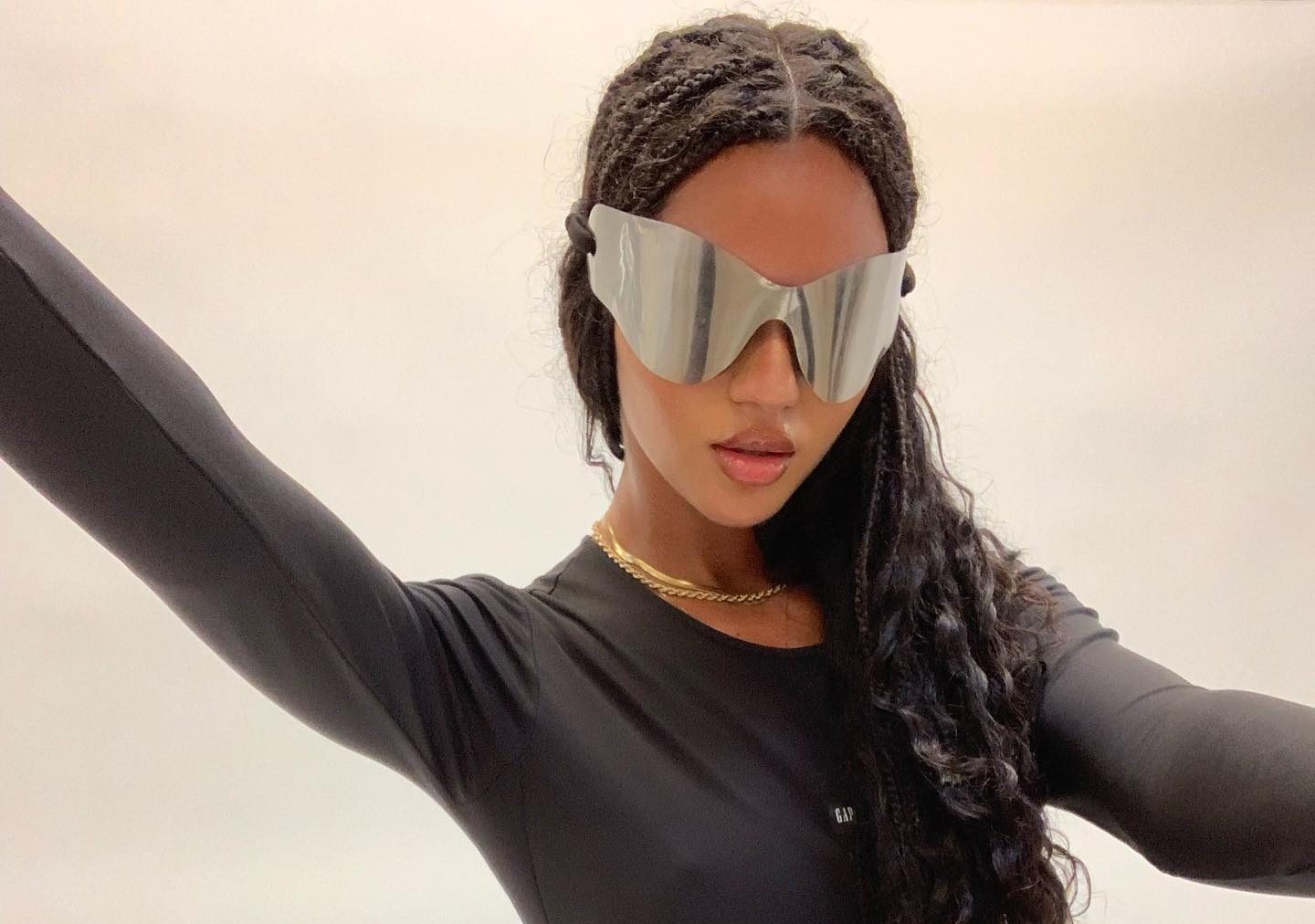 Juliana Nalú posa para campanha de óculos da marca de Kennye West (Foto: Reprodução/Instagram/@juliananalu)