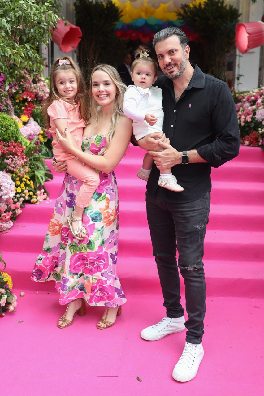 A cantora Thaeme com as filhas Liz e Ivy e o marido Fabio Foto: Agência BrazilNews)