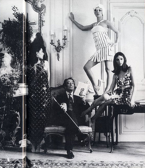Salvador Dalí ao lado de modelos de Paco Rabanne (Foto: Reeprodução)