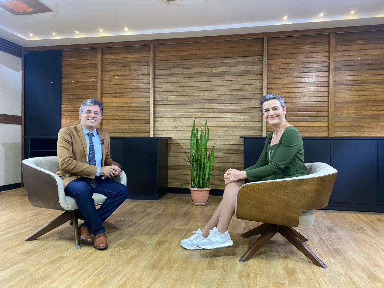 Marcelo Lins entrevista Margrethe Vestager (Foto: Rede Globo/Divulgação)