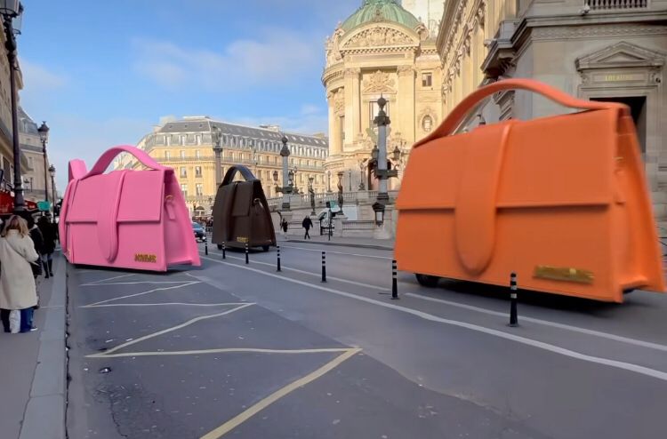 Bolsas gigantes nas ruas de Paris (Foto: Reprodução/Instagram/@jacquemus)