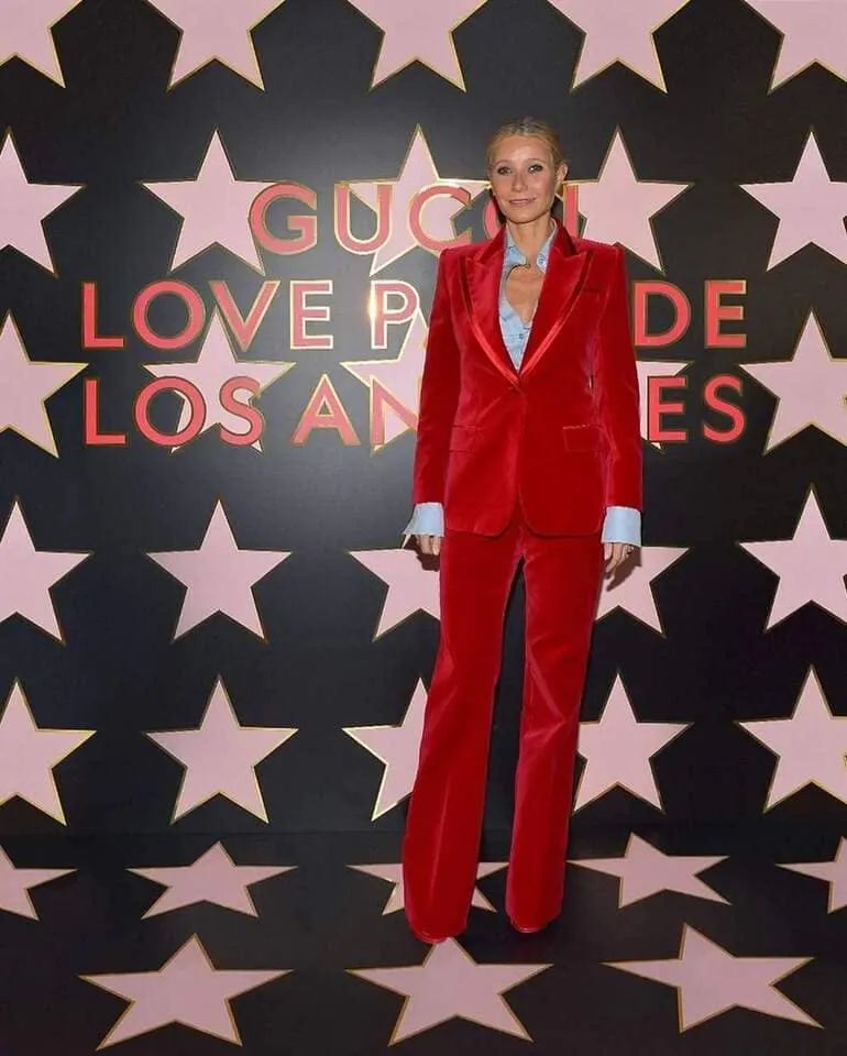 Gwyneth Paltrow com o terno vermelho no desfile da Gucci de 2021 (Foto: Reprodução)