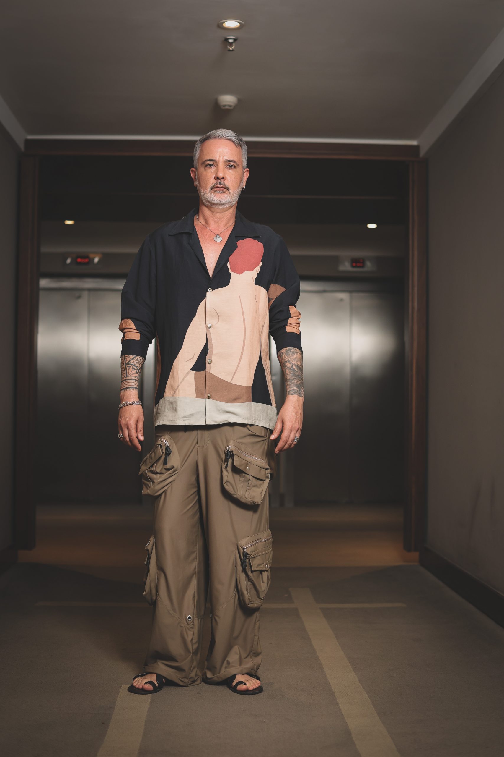 Modelo usa calça cargo inspirada em peça dos anos 2000 (Foto: Rafael Cusato/Divulgação)