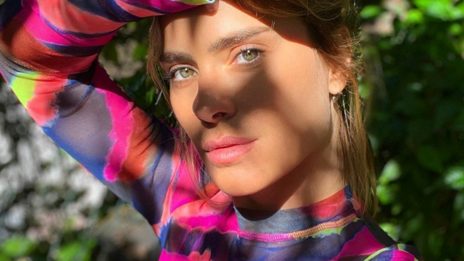 Carolina Dieckmann com estampa colorida (Foto: @loracarola/Instagram/Reprodução)